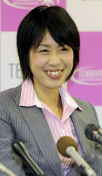 �����h���ܗւ̃}���\����\�Ɍ��܂�A�Ί�ŋL�҉����d�F